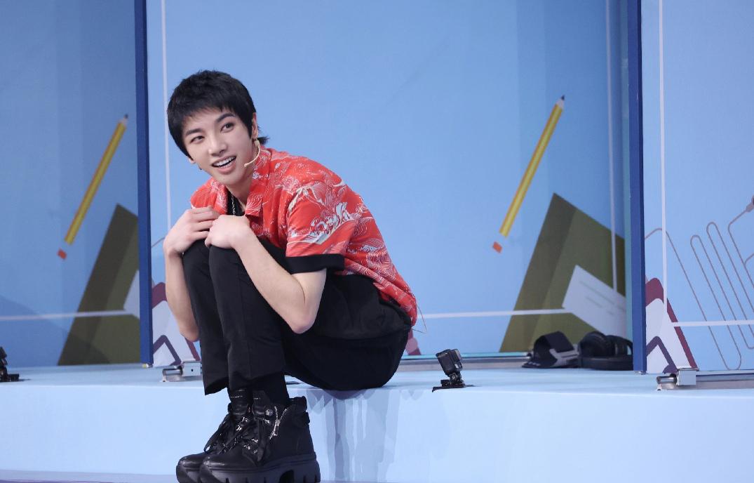 华晨宇未婚生子曝光后首登综艺镜头被大量删减粉丝预言会退出