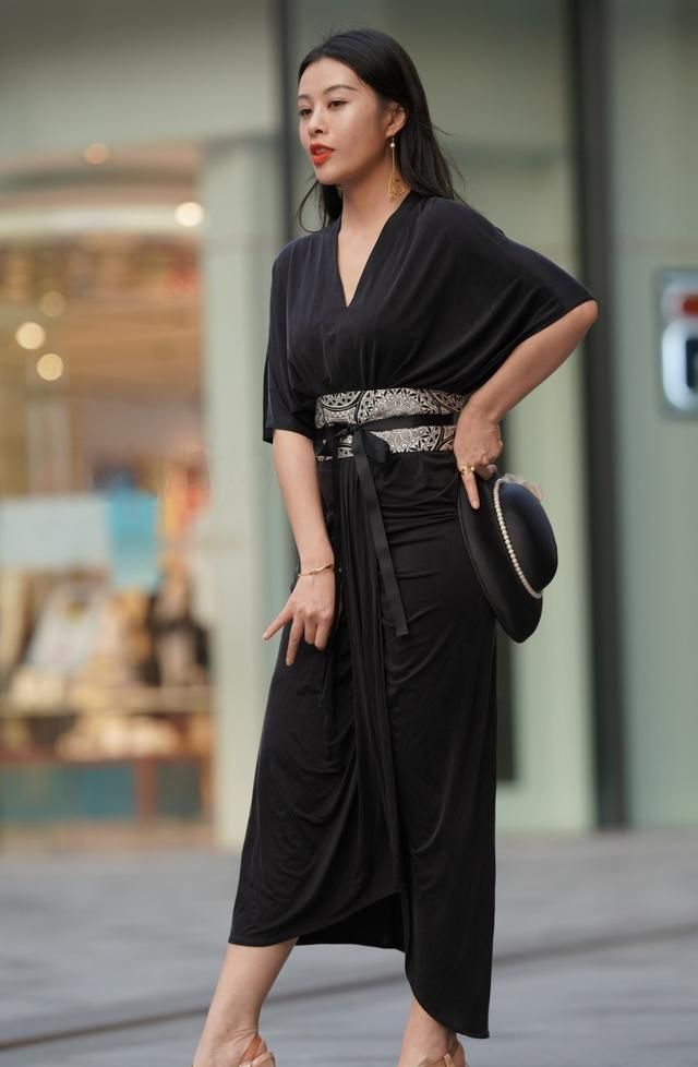 连衣裙打造简单穿搭,突出轻熟女性魅力,带来洋气年轻气息