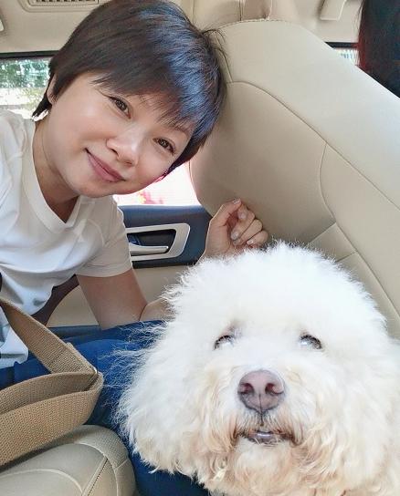 刘玉翠在小餐馆吃面穿的普通不起眼在人群中都没人认识她