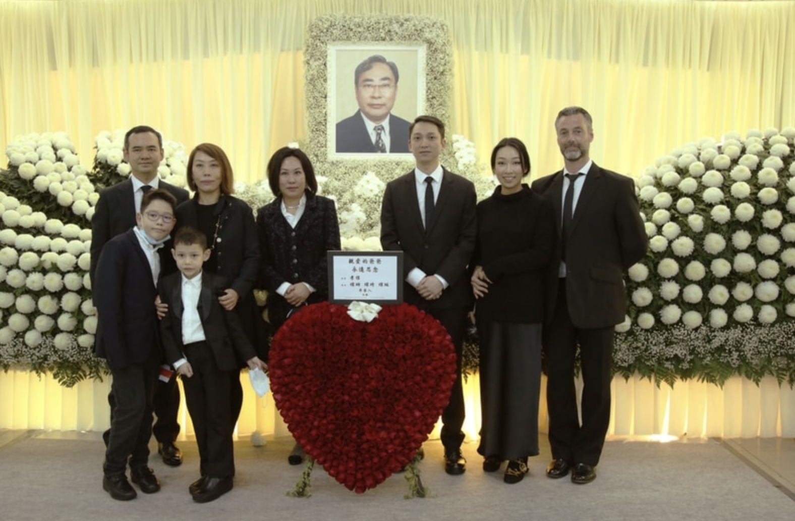 林建名追思会各界名人到场,四百个花牌摆满现场,许冠杰献唱致意