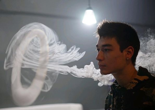 小伙辍学把吸烟当职业,精通各种花式吐烟吸粉百万