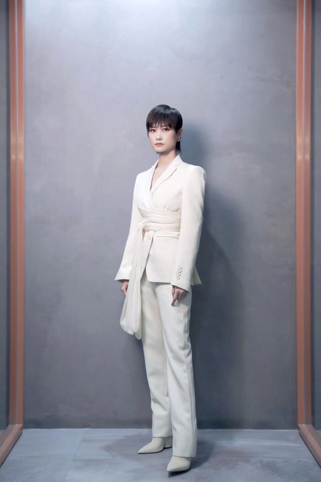 李宇春穿搭一向是经典耐看这一次穿白色西装更酷一点