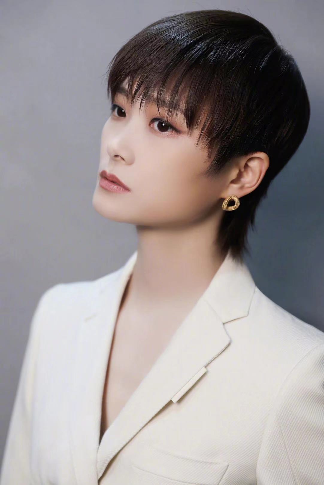 李宇春穿搭一向是经典耐看这一次穿白色西装更酷一点