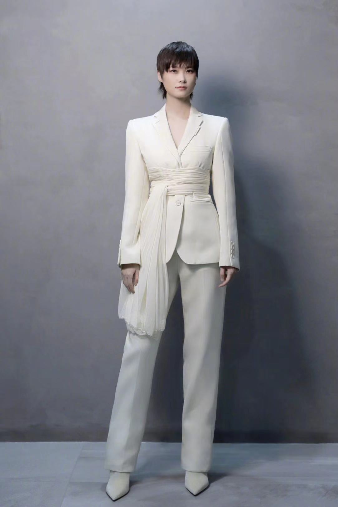 李宇春穿搭一向是经典耐看这一次穿白色西装更酷一点