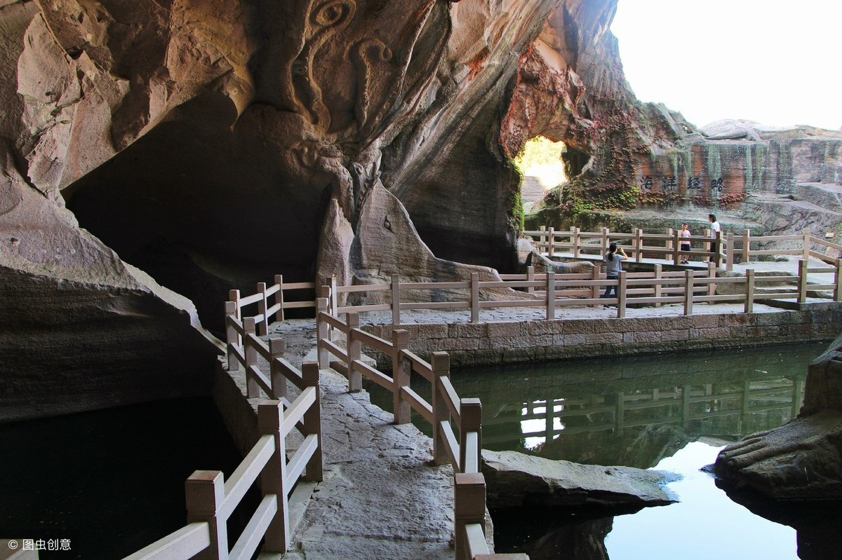 浙江有座"千洞岛",上有1300多个洞穴,密密麻麻恍如蜂窝|浙江|洞穴|蛇