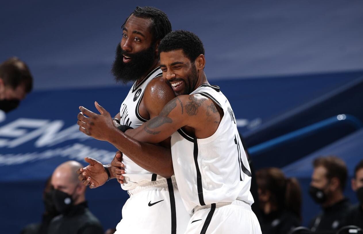 哈登如何13天征服欧文?欢笑亲密搂抱一幕曝光,篮网官推:传播爱