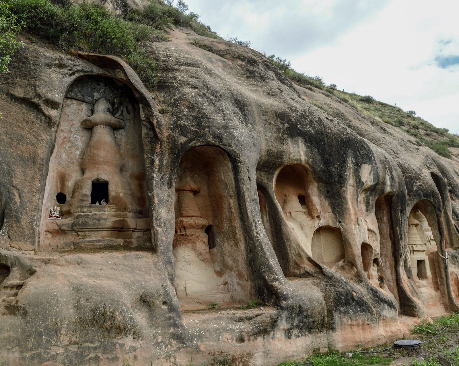 甘肃1600年的神秘古寺,建在山腹中,石窟景观少见