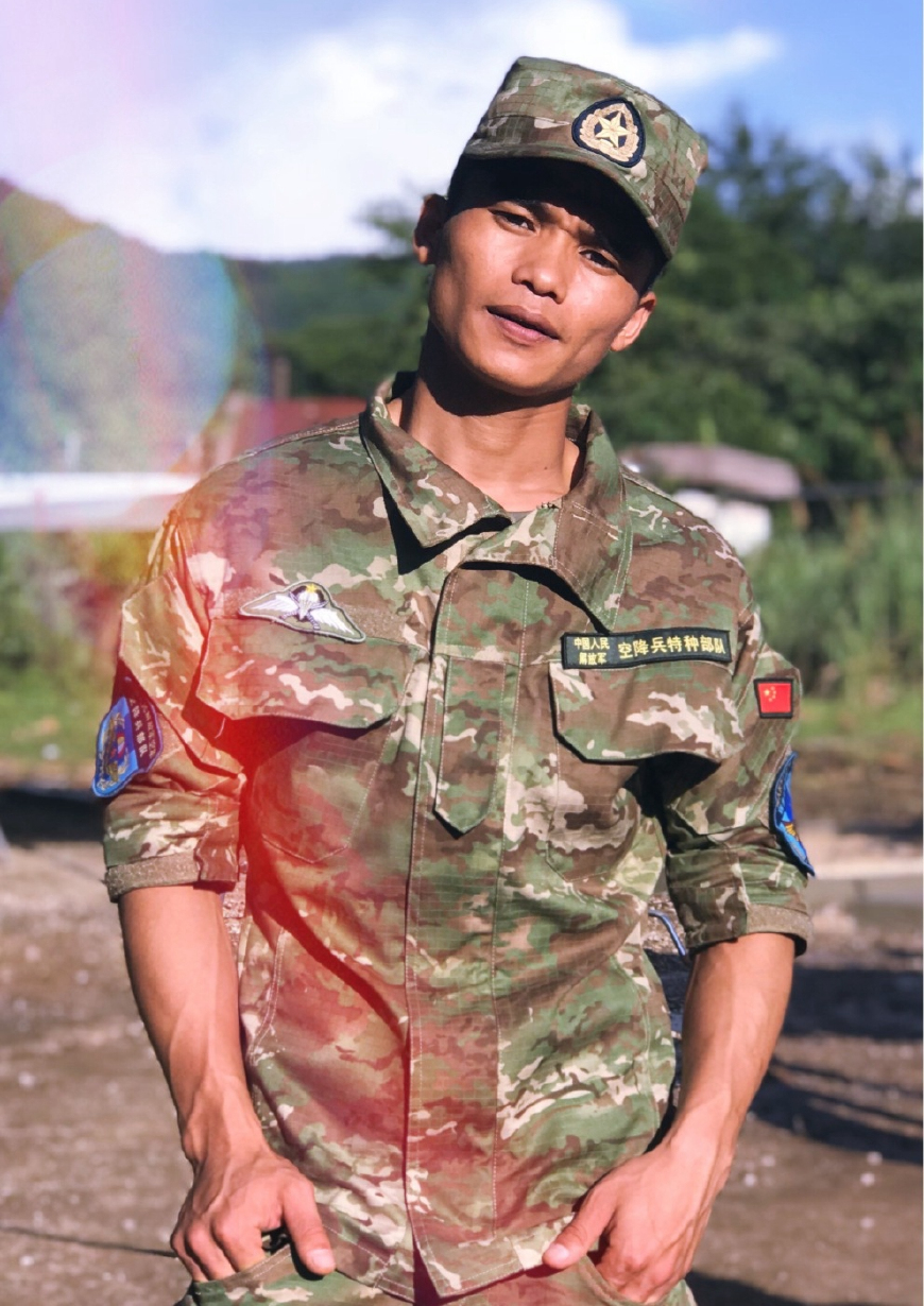 后来吴京看到一个角色特别适合庄小龙,也特地邀请他来参演,他在《战狼