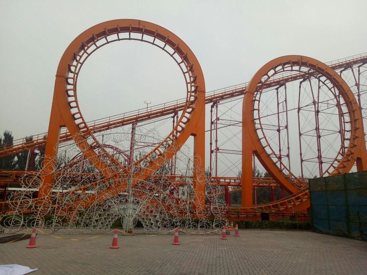 河北有一游乐园成焦点好玩程度不输迪士尼时常惹人们驻足观看