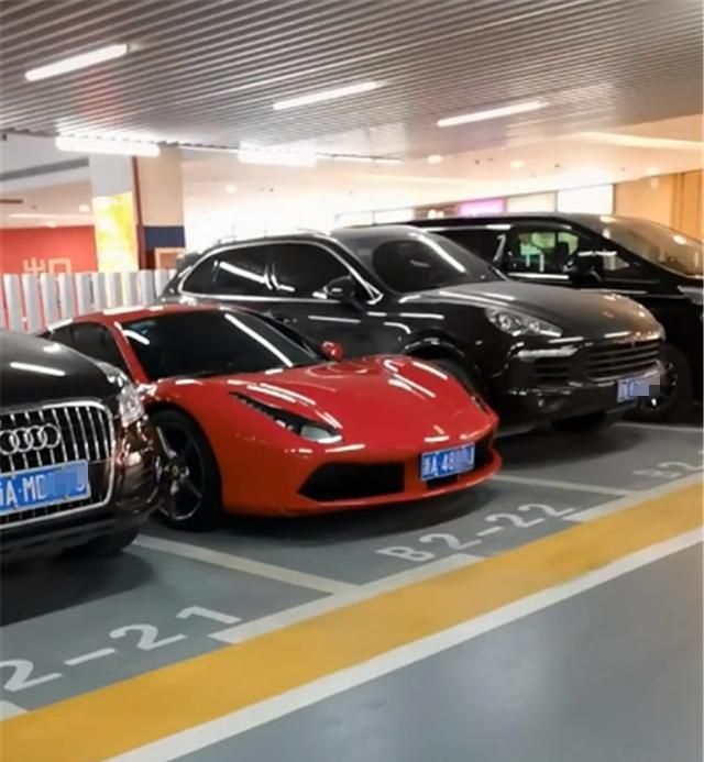 杭州万象城车库,豪车众多,法拉利,保时捷很常见,连库里南都有