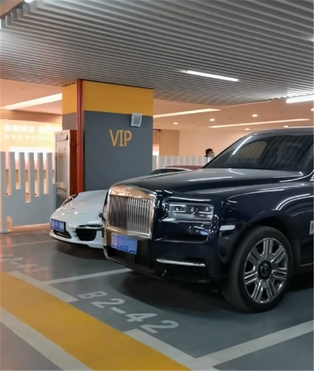 杭州万象城车库,豪车遍地,超跑都是很常见的,连库里南都有
