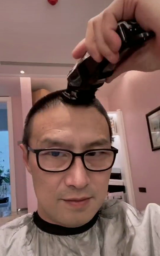 虽然汪峰老师剃寸头不是第一次,但这段怼脸拍的视频是真的认不出来