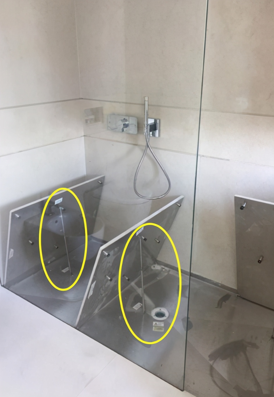 也可以在淋浴房的周边做一圈低洼的导水槽,也能够起到加速排水的效果