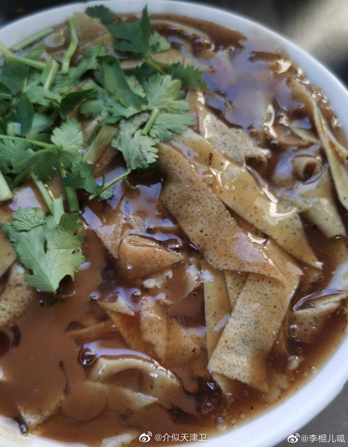 锅巴放进去的1分37秒后我又大口吃起来还像小时一样好吃