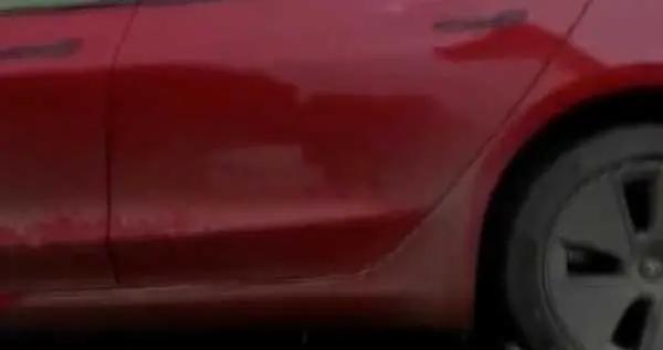 新买特斯拉突然断电车窗用纸糊？售后：充电电流过载