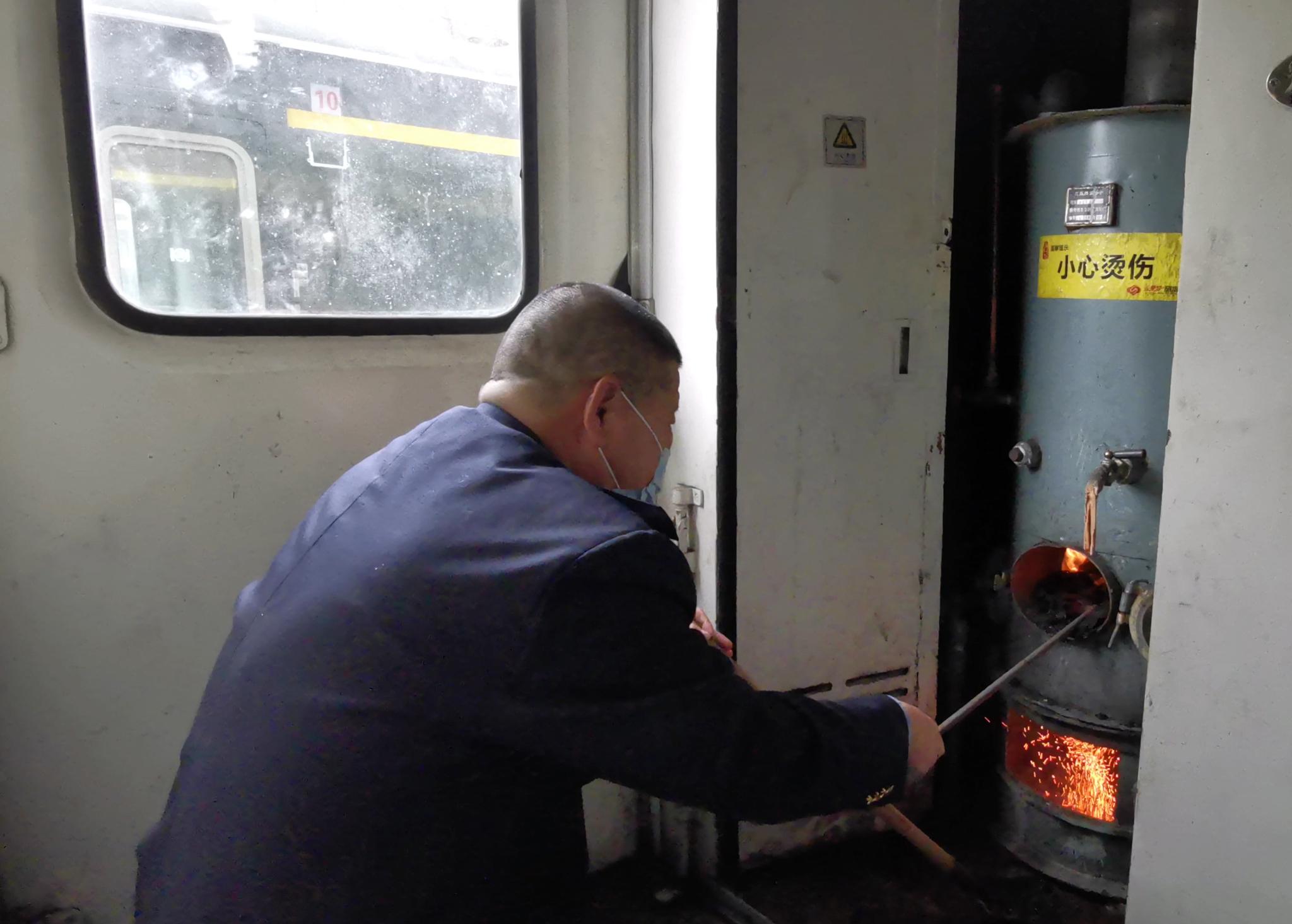 夏志平在列车上看护茶炉.新华社记者凡帅帅 摄
