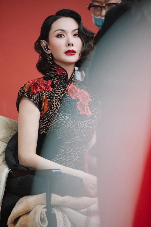 程莉莎为了红拼了穿高开叉旗袍风情万种那英这小劲儿拿捏的