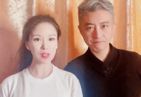 主持名嘴周炜罕携娇妻高明婷露面,发色状态差太多,好似两辈人