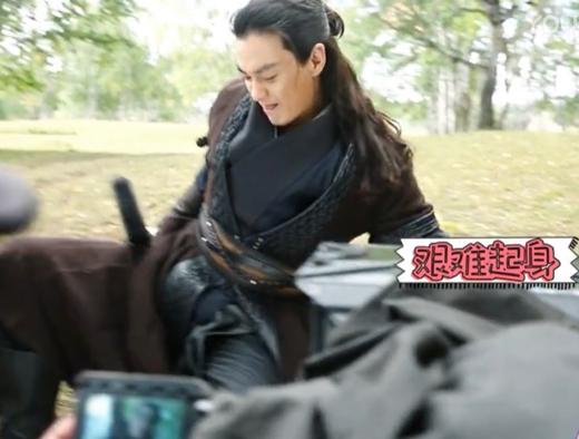 周迅躺着玩手机把鼻梁骨砸伤！于朦胧左眼超肿，周一围带伤拍戏休闲区蓝鸢梦想 - Www.slyday.coM