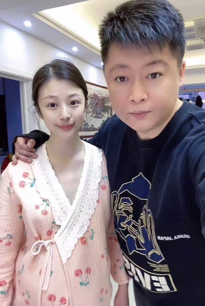 小12岁娇妻产后状态佳,宝宝被指像妈__财经头条