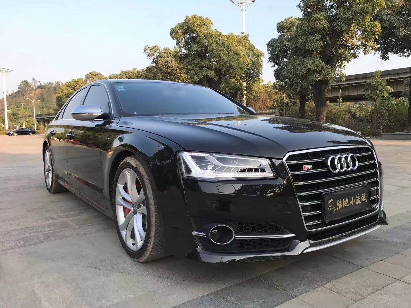 17款奥迪s8售价31万,破百仅需3.8秒,真正的西装暴徒