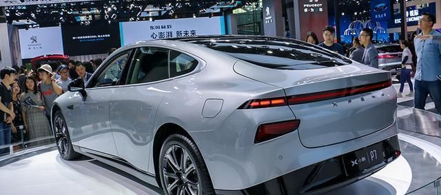 国产小鹏p7电动车,内饰科技感不输特斯拉model 3,售价27万元起