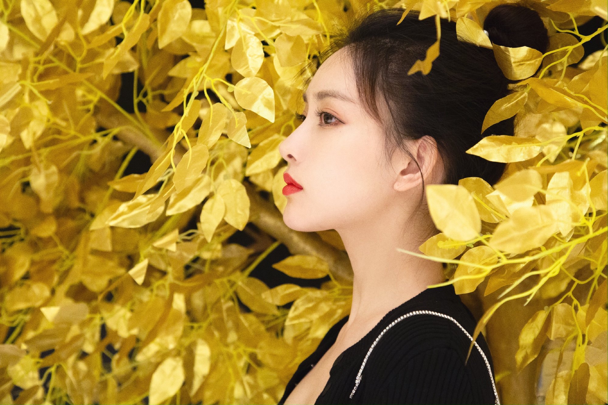 孟子义真是小公主,穿黑色短裙优雅明媚,少女感太强