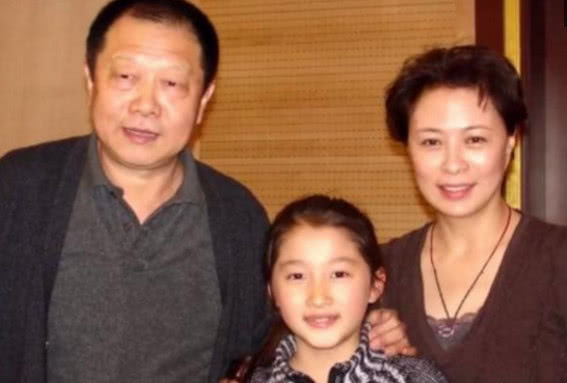 而刘佳和李培森结婚至今多年,在事业上一直互相扶持对方,是娱乐圈中少