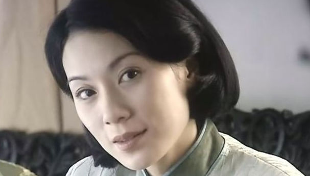 竞选而出道,28岁那年凭借着《难兄难弟》中的"程宝珠"一角一炮而红