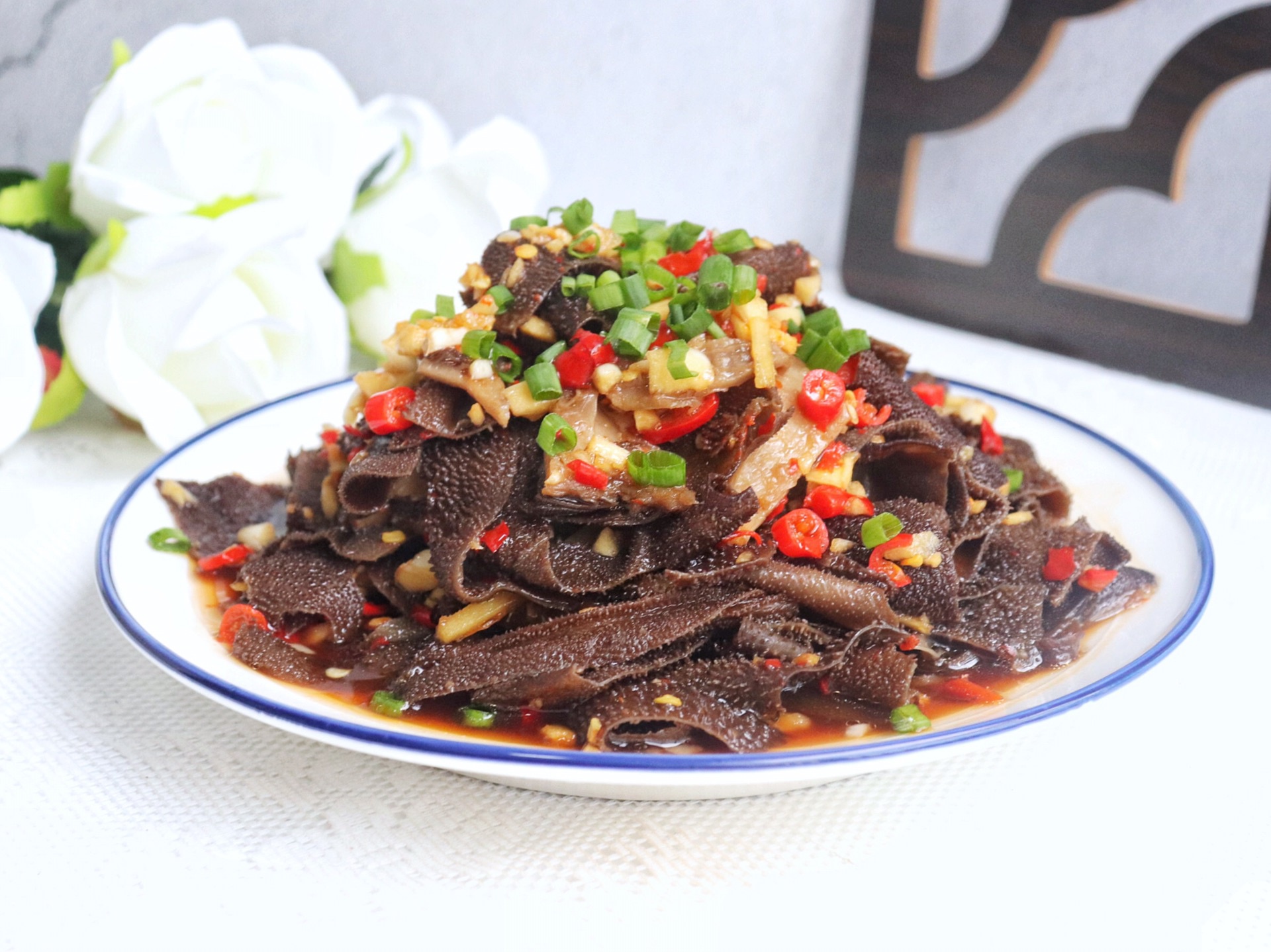 盘子里面摆盘,这样一道简单方便,和外面卖的一样的凉拌牛百叶就做好了