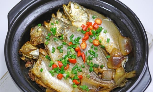 焖小黄鱼不要随意翻动肉质鲜嫩上桌光盘