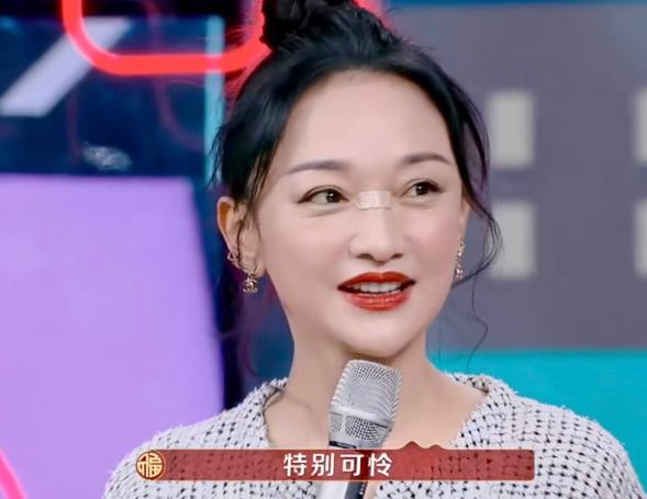 周迅躺着玩手机把鼻梁骨砸伤！于朦胧左眼超肿，周一围带伤拍戏休闲区蓝鸢梦想 - Www.slyday.coM