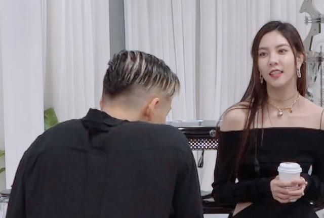 陈伟霆不舍宋妍霏离开极力挽留却被导演组劝阻两人瞒不住了