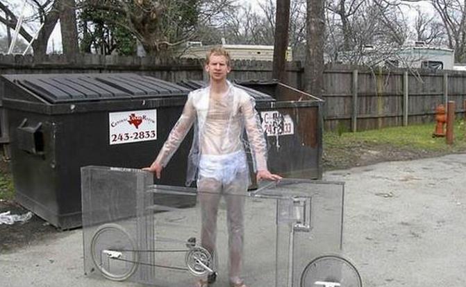 路人看傻了,男子穿着透明的衣服骑着透明的自行车