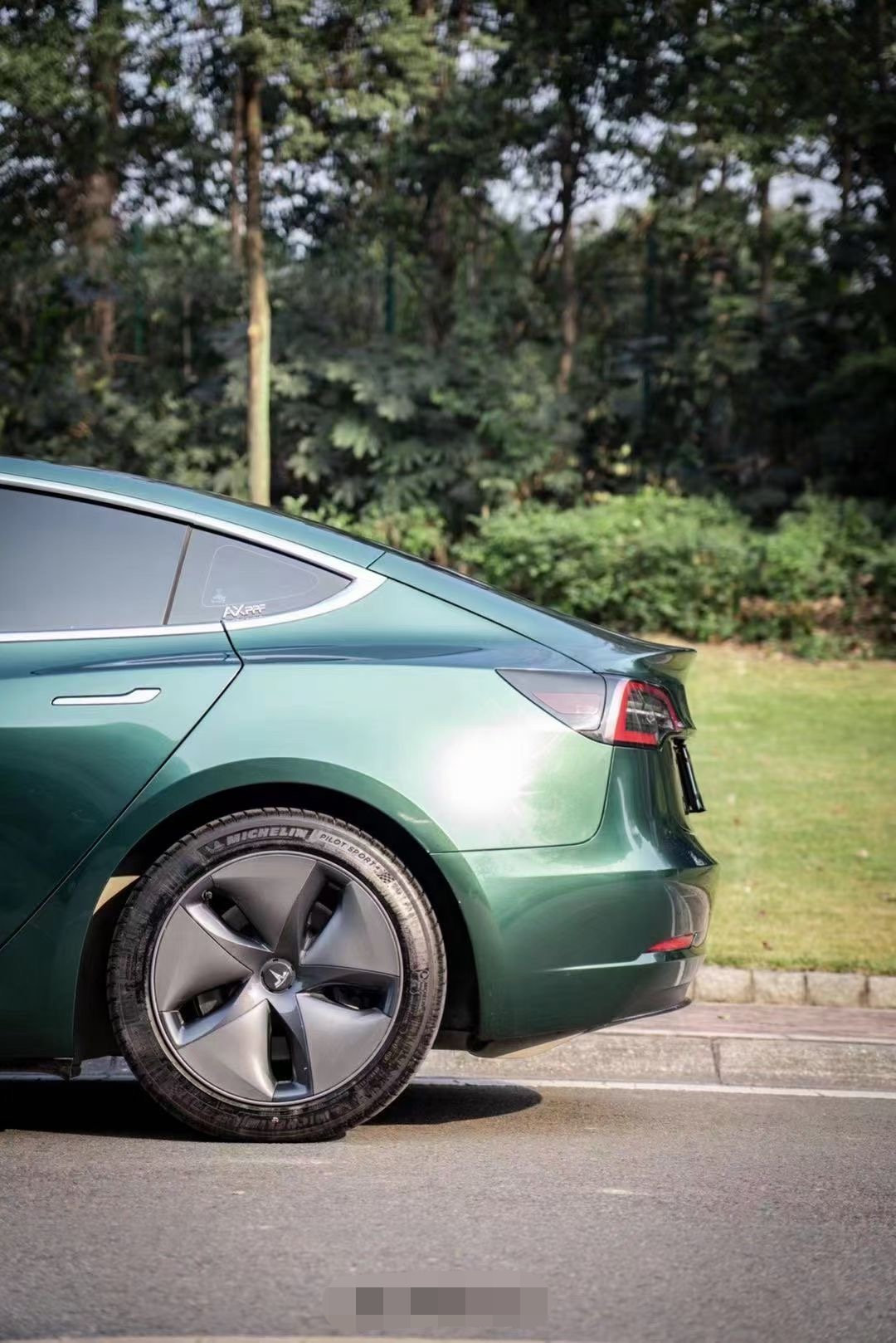 特斯拉model 3改色翡翠绿 真是让人欲罢不能