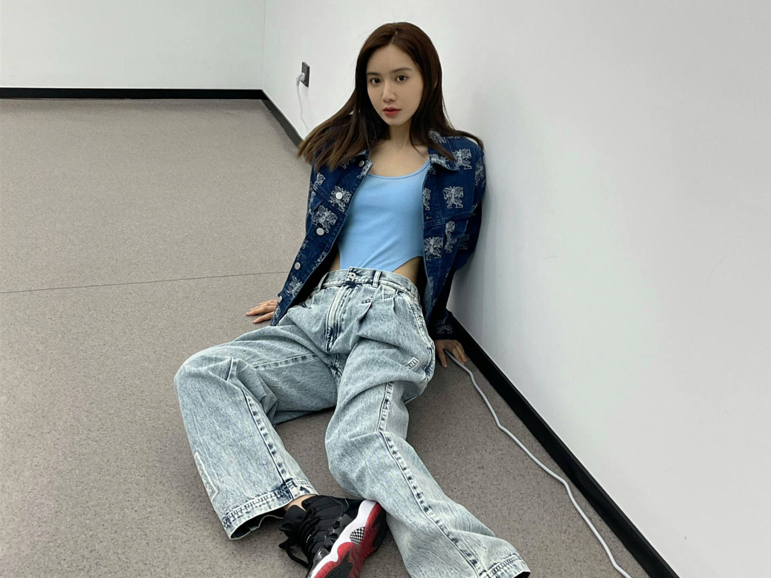 詹密美娜成功上位 湖人队球迷:期待她的处子秀