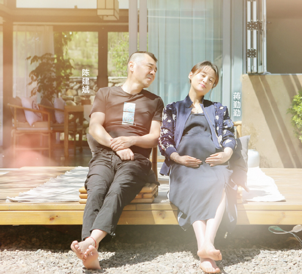 陈建斌一家四口同框娇妻打扮似少女14岁儿子身高惹眼帅气十足