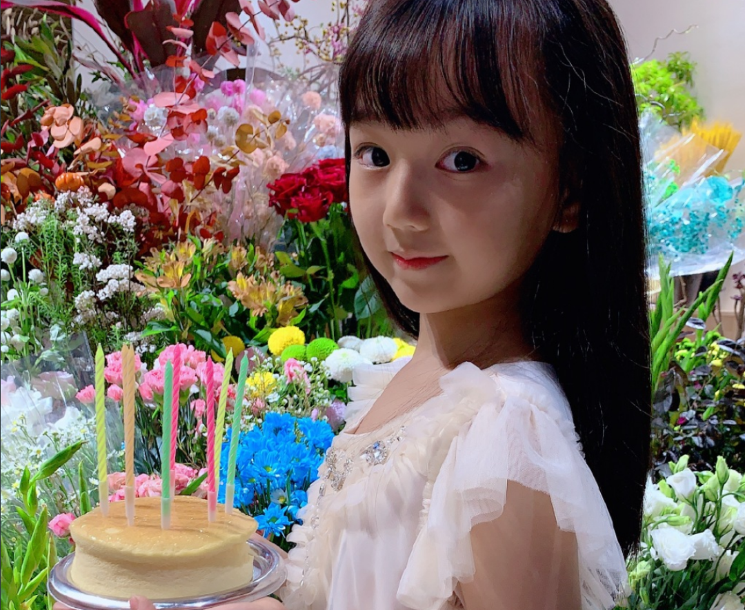 女孩萌娃长变了:阿拉蕾变鹅蛋脸,刘烨混血女儿颜值下跌