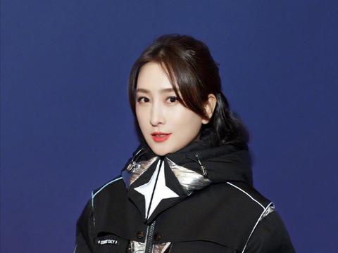 马苏少女感发型亮相,白色拼接羽绒服配瘦腿裤,时尚减龄又养眼