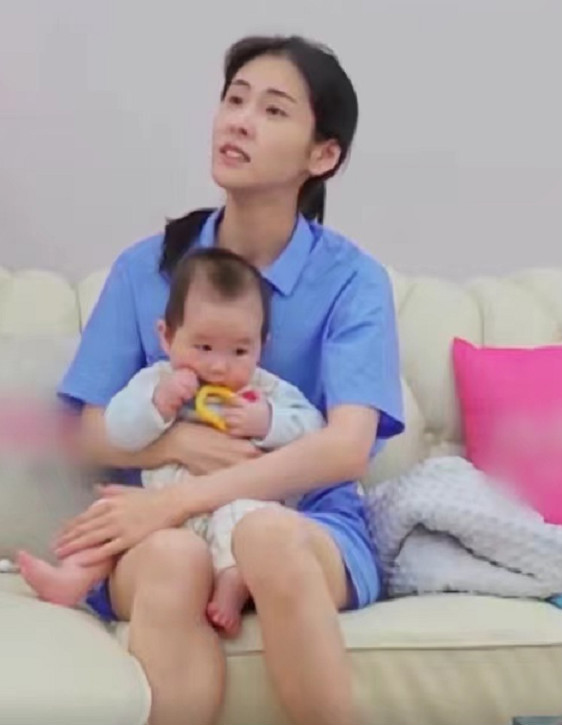 看清她脚上穿的东西:是当妈的人|张碧晨|华晨宇|女儿_新浪新闻