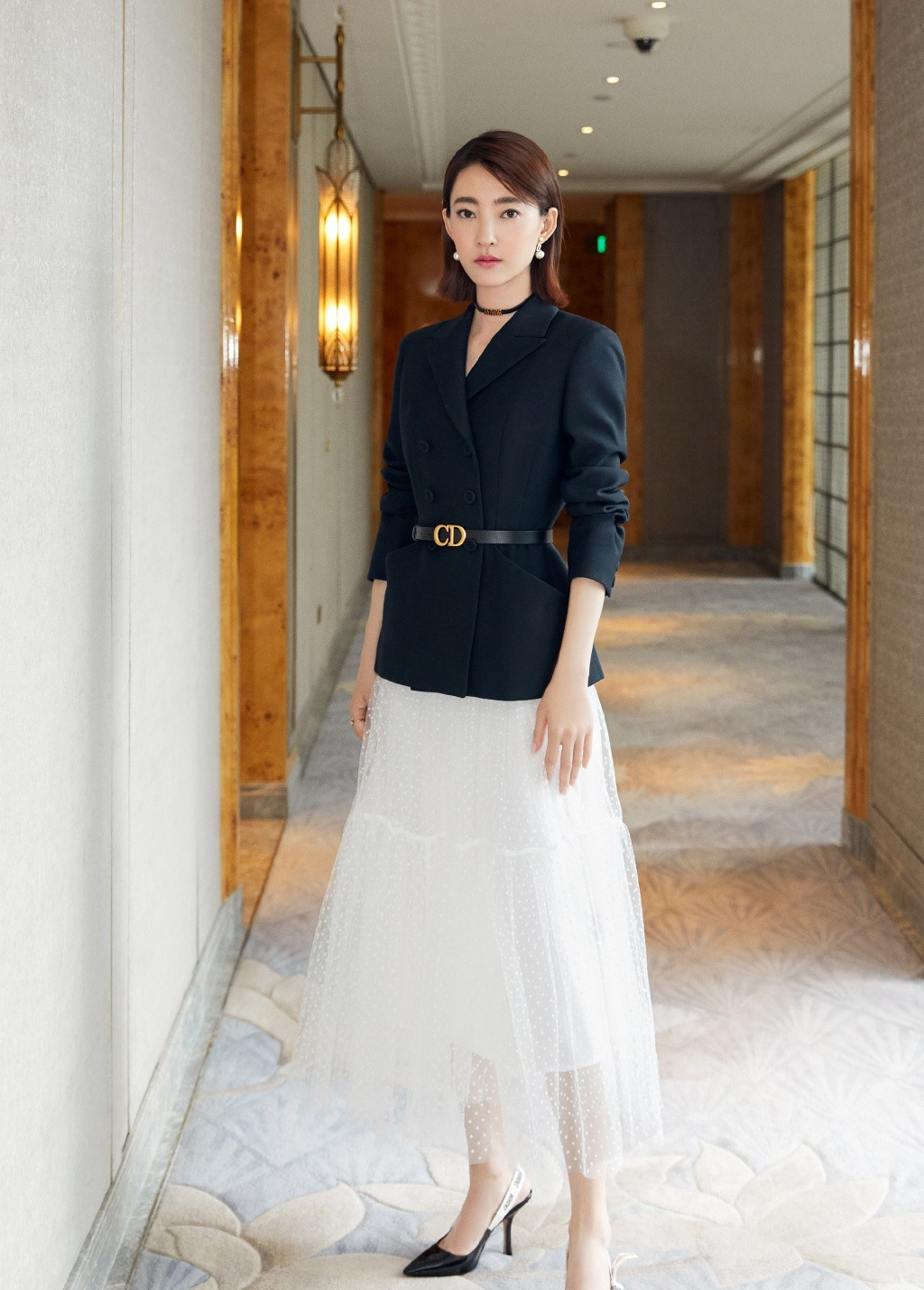 很适合职场女性或者是出席活动的时候穿,而且王丽坤这一次选择西装