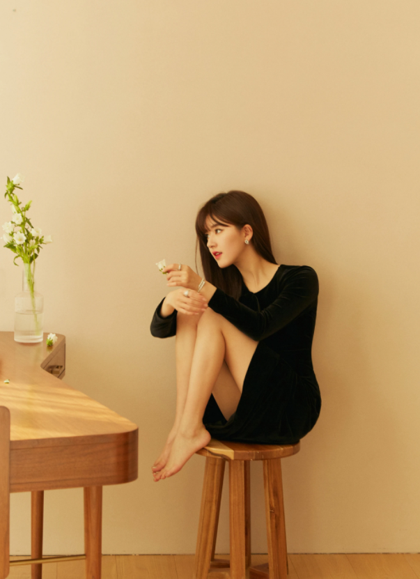 赵露思坐在小板凳却忘了自己穿短裙救场动作堪称教科书