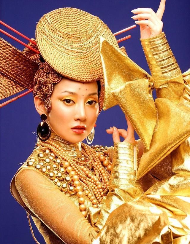 有种"整容"叫萨顶顶,看看她卸妆后的模样,神婆变神女