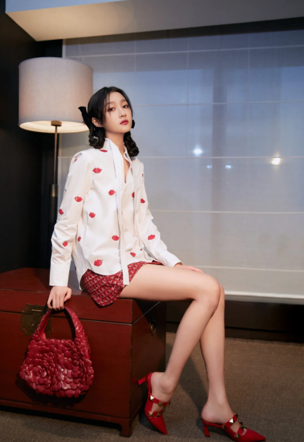 关晓彤太狠了为显腿长穿针尖鞋鹿晗不管管吗