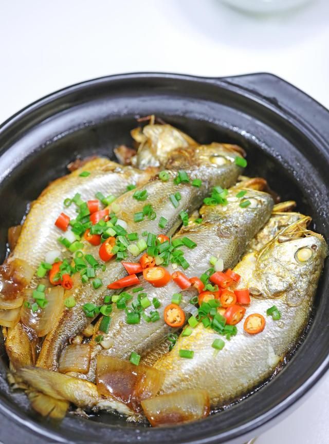 焖小黄鱼不要随意翻动肉质鲜嫩上桌光盘