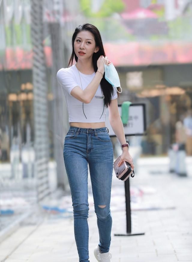 小姐姐穿着牛仔铅笔裤给人一种非常舒适的感觉清新而充满活力