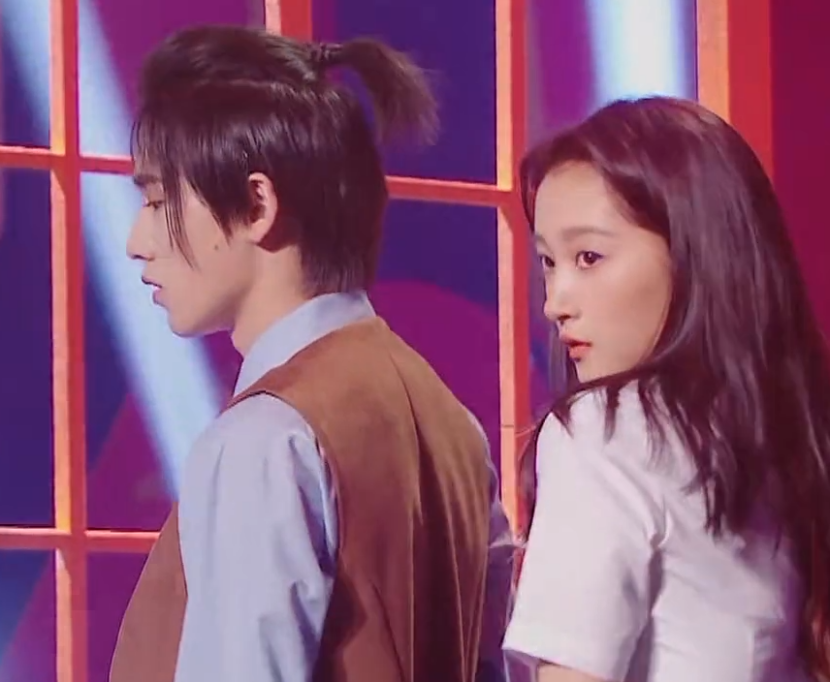 关晓彤宋亚轩表演热辣舞蹈两人手碰到那一刻晓彤的举动太赞了