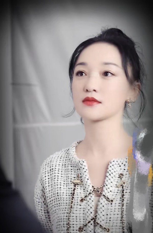 周迅玩手机被砸脸,鼻梁受伤流血,网友:给女神众筹个手机支架