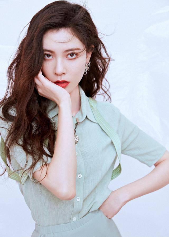 宋妍霏的发型是现在很流行的大波浪卷发,配上立体的妆容之后整个人