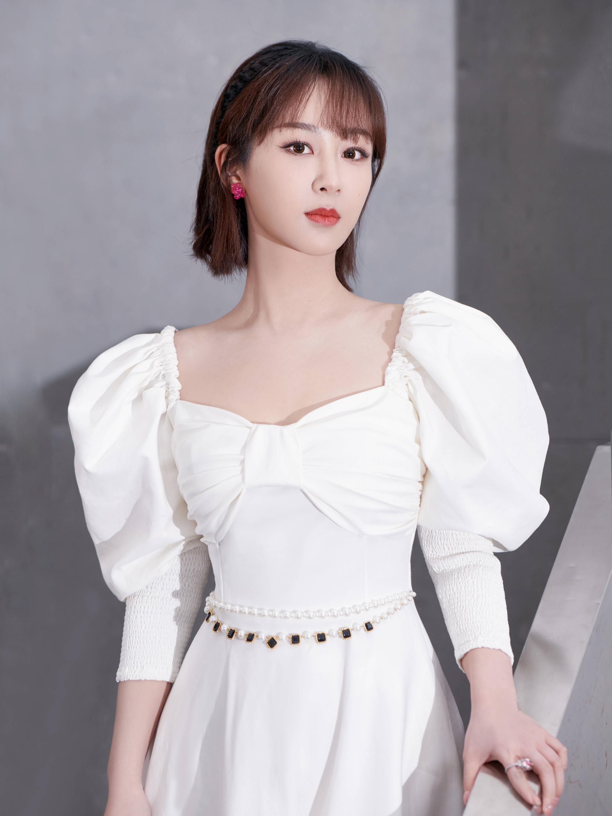 28岁杨紫成熟霸气全黑皮夹克造型还不忘秀好身材